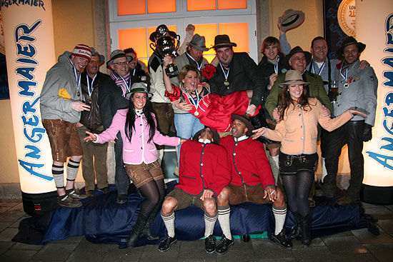 am Schluss waren sie dann alle Sieger, die Teilnehmer der 2. Angermaier Eistock-WM in Tracht (Foto: Martin Schmitz)